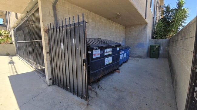 Building Photo - 785 W 19th St