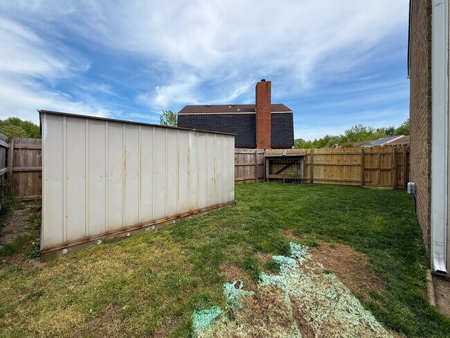 Building Photo - Double En-Suite Townhome