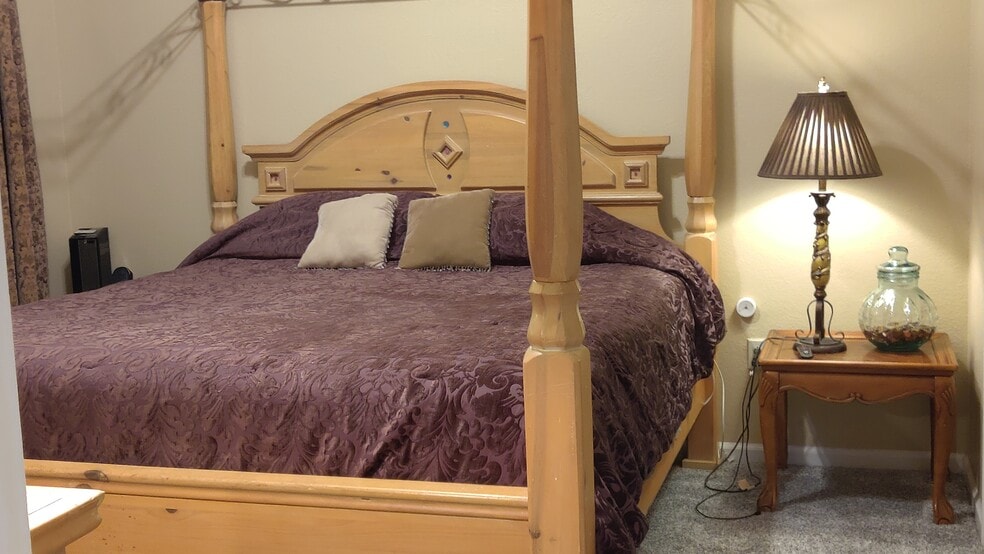 King canopy bed - 15475 Andrews Dr