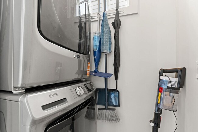 Building Photo - 807 Lake St