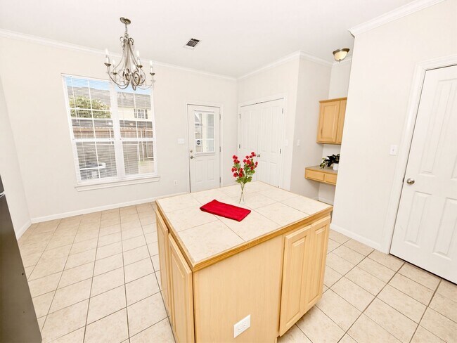 Building Photo - 2 bedroom Townhouse at Lake Beau Pre