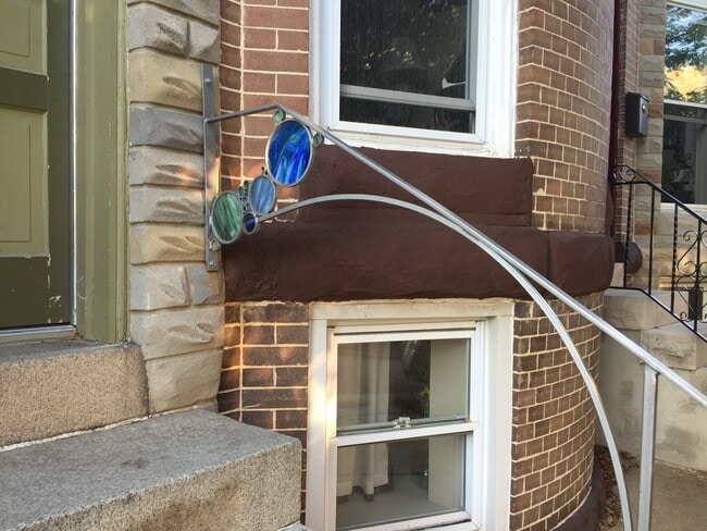Building Photo - 3 bedroom row house located in desirable H...