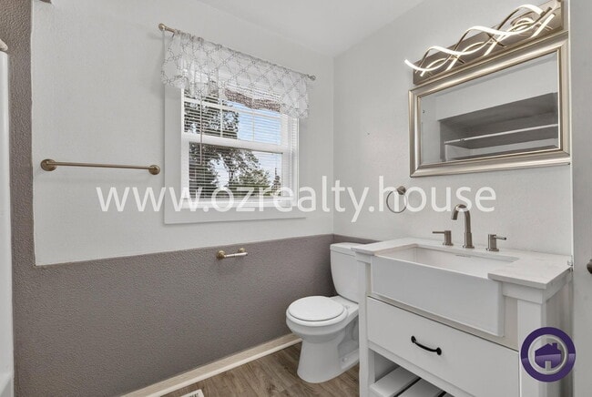 Building Photo - 565 Viking St