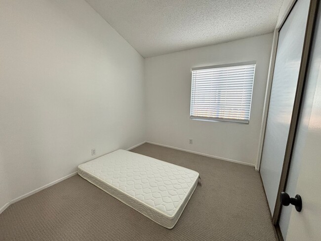 Building Photo - Single Story Palmdale Home