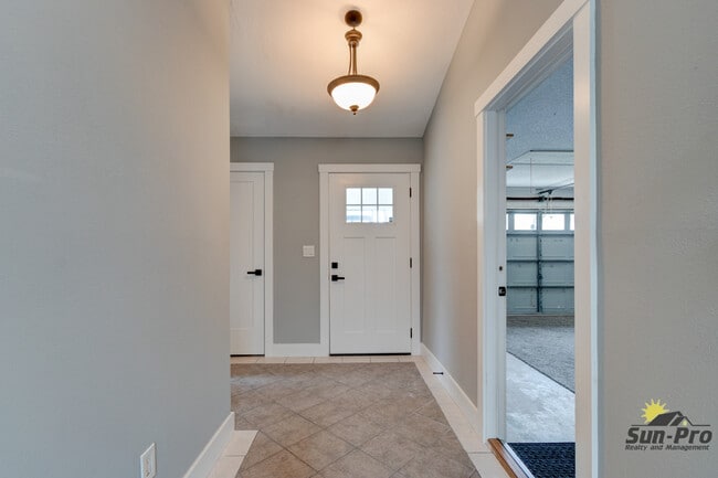 Building Photo - 700 Pine Shores Cir