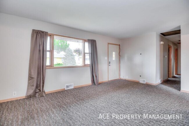 Building Photo - 2717 Lawndale Dr