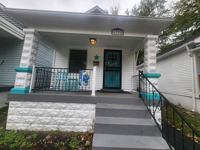 Building Photo - Beautiful 2 bedroom 1 bath renovated home with washer/dryer hookups!
