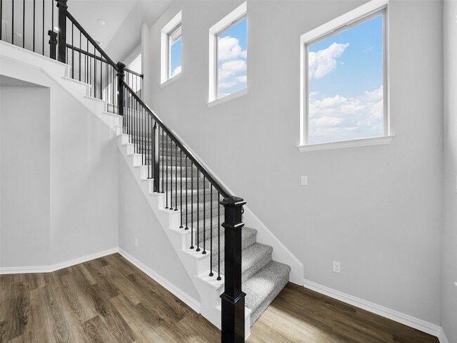 Building Photo - 3049 Elmwood St