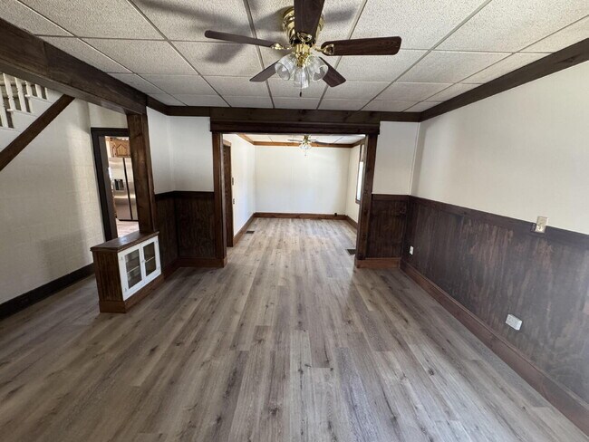 Building Photo - "Charming 3-Bed Home with Full Bath in Serene Spring Glen!"