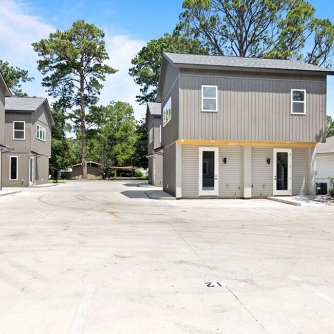 Building Photo - 1 Bed 1.5 Bath Condo Near Campus!