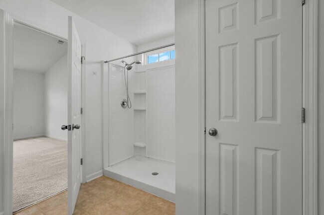 Building Photo - 3 Bedroom 2.5 bath home with 2 car garage located in Shadow Moss