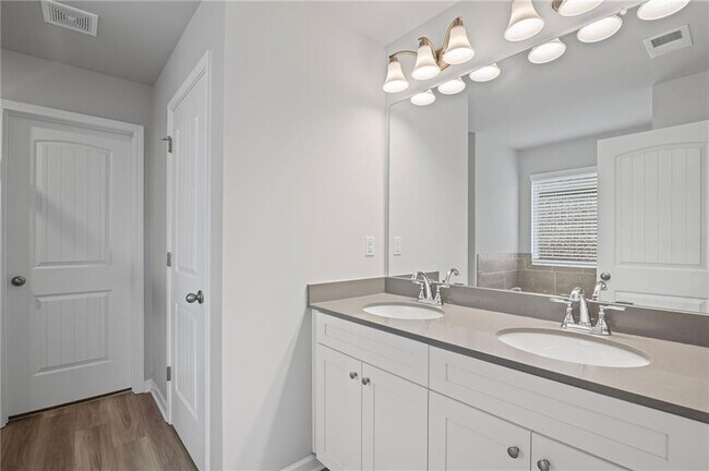 Building Photo - 2106 Cadenza Cir