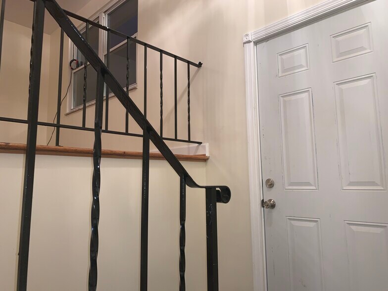 Building Photo - 4268 Sample Ct