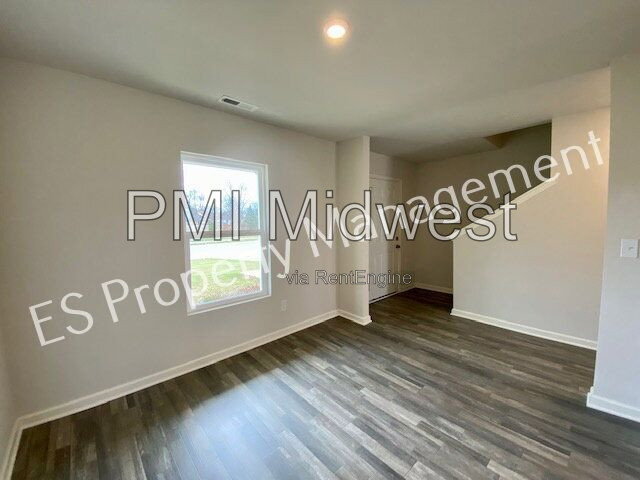 Building Photo - 2608 W Kings Cyn Dr