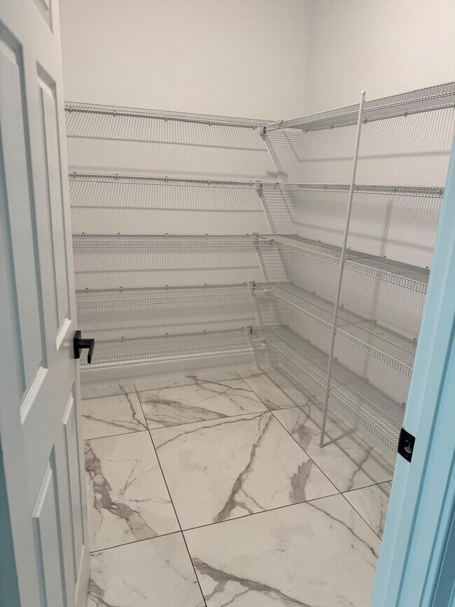 Building Photo - 5/3.5 Groveland Home