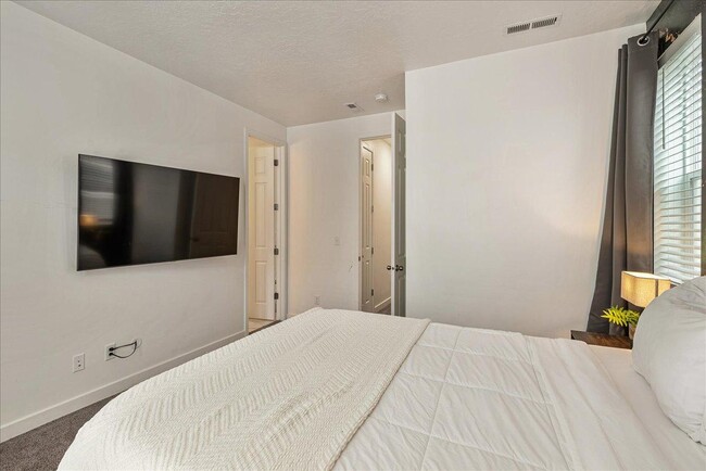 Building Photo - 623 E 460 S