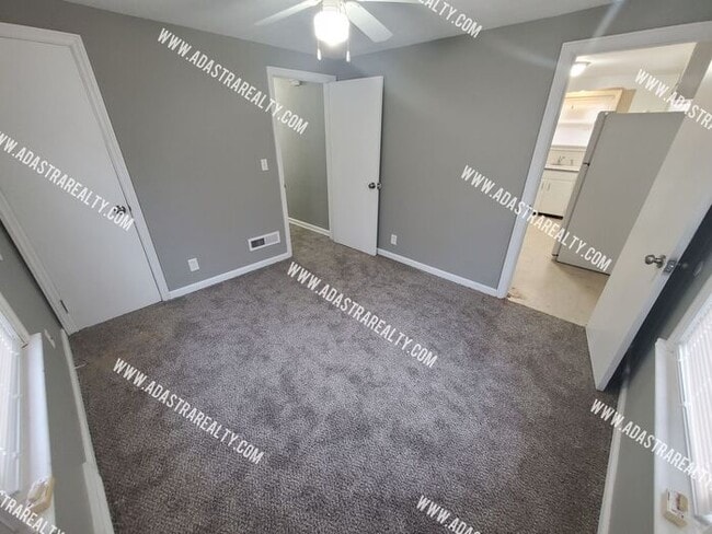 Building Photo - Spacious Raytown Home-Available NOW!!