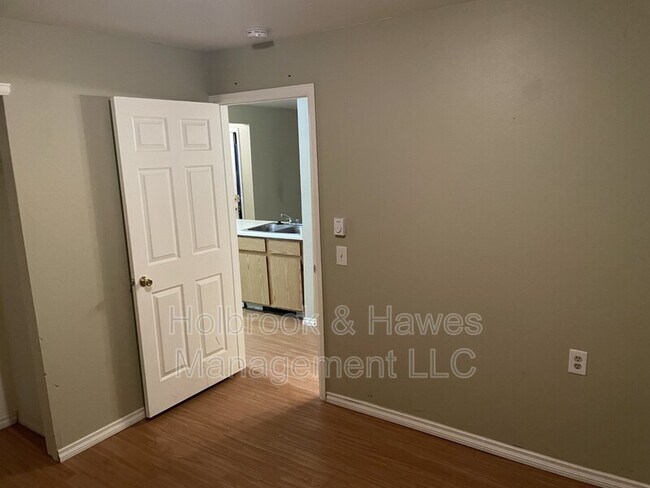 Building Photo - 4531 Boardwalk Dr