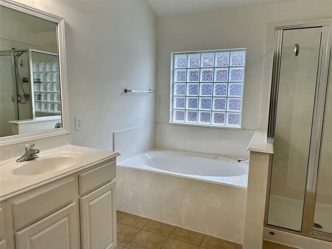 Building Photo - 30415 Deleon Fields Dr