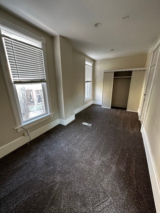 Building Photo - 422 Loras Blvd
