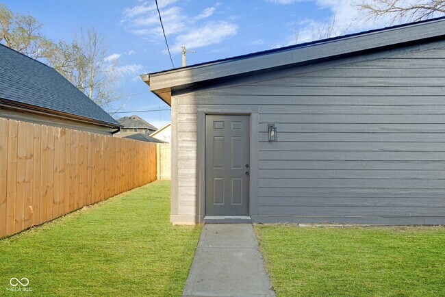 Building Photo - 1025 Churchman Ave