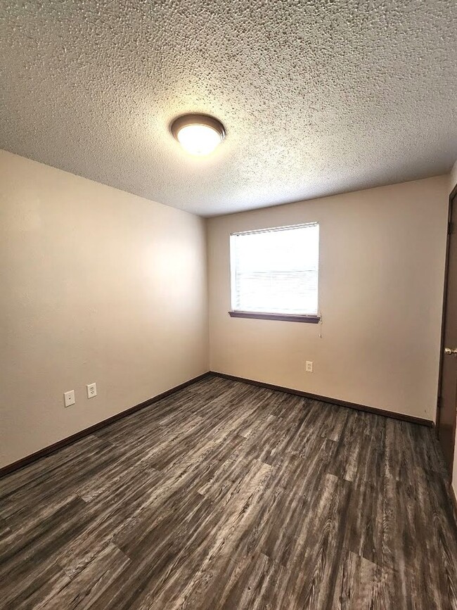 Building Photo - 3 Bed 1.5 Bath 2 Car Garage in Roberts Sou...