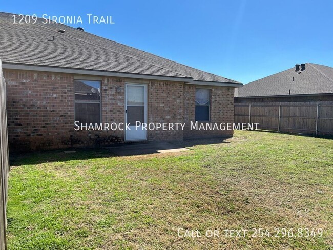 Building Photo - 3 bedroom/2 bath duplex in Midway ISD