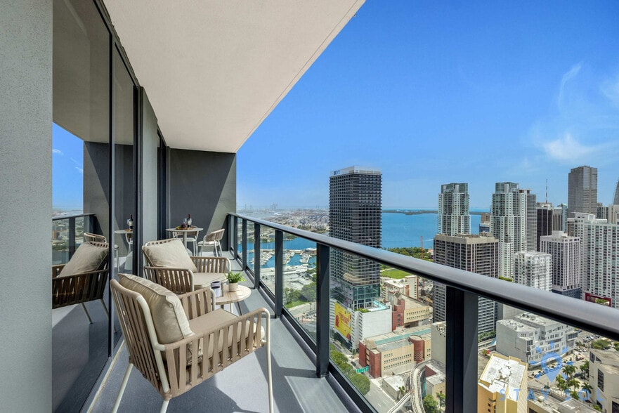 Building Photo - 601 NE 1st Ave