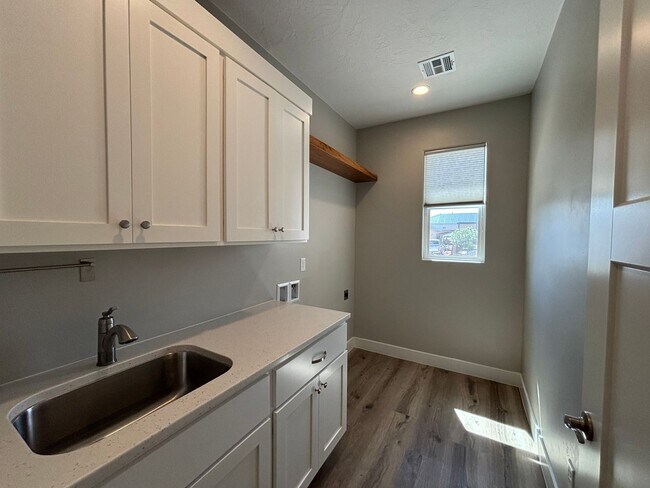 Building Photo - ADORABLE HOUSE FOR RENT IN HURRICANE