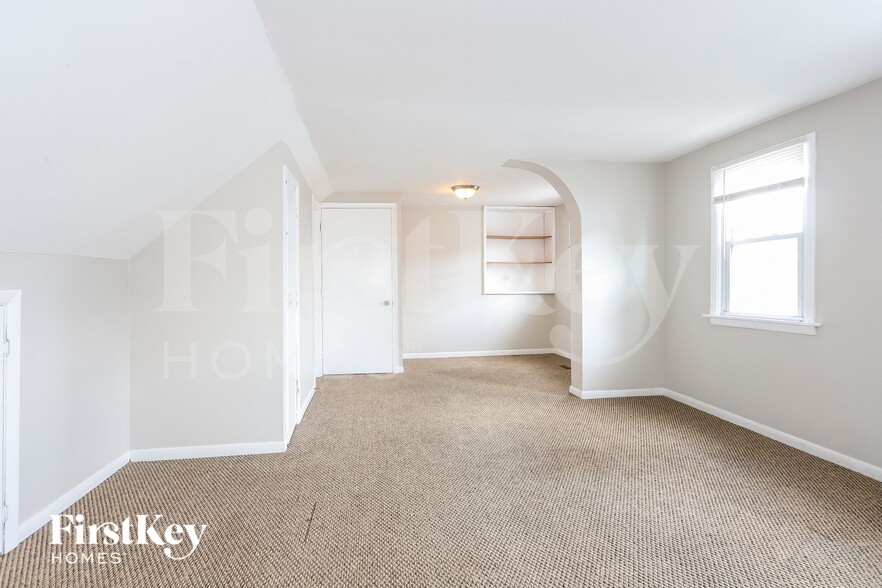 Building Photo - 7803 S Central Ave