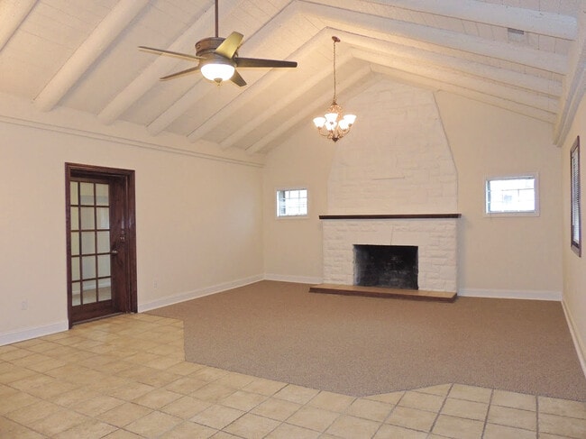 Building Photo - Extraordinary 4 Bedroom 2 Full Bathroom Co...