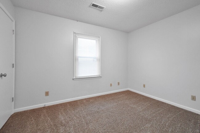 Building Photo - Pet Friendly Five Bedroom!