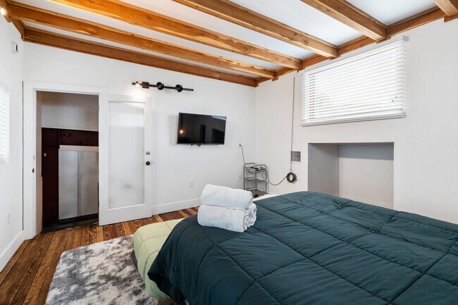 Building Photo - 9801 Mor Dr