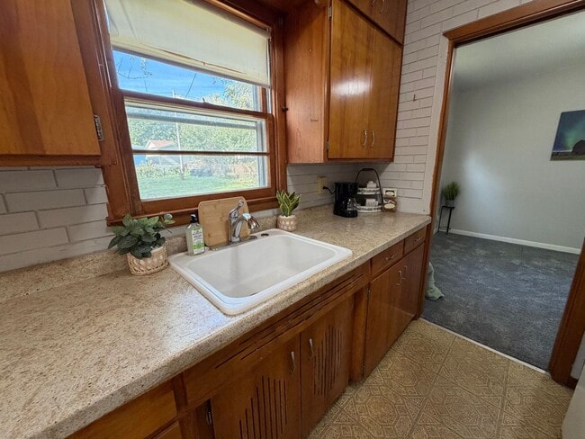 Building Photo - 3bed, 1bath home for rent in quiet Waterlo...