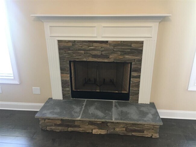 Building Photo - Prime 30265 location, swim/HOA community, ...