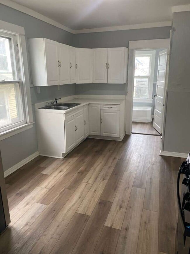 Building Photo - 3540 W 61st St