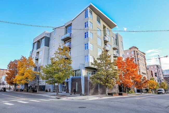 Building Photo - $2,350 - Urban 2 bed 2 bath Condo in Golde...