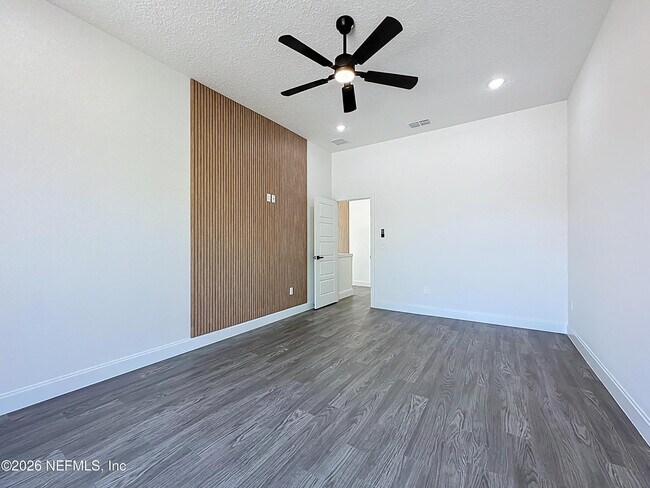 Building Photo - 2121 Broadwater Dr