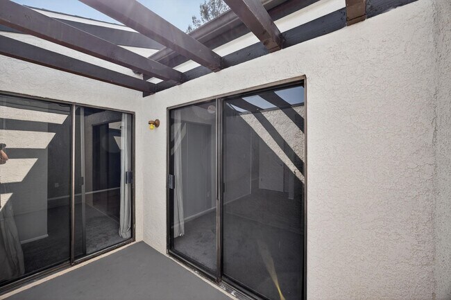 Building Photo - Gorgeous 2 bed/bath Condo in Long Beach