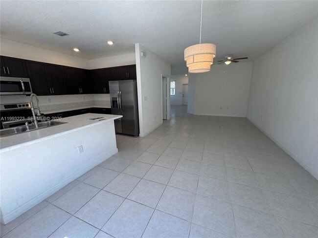 Building Photo - 1110 SE 27th Terrace