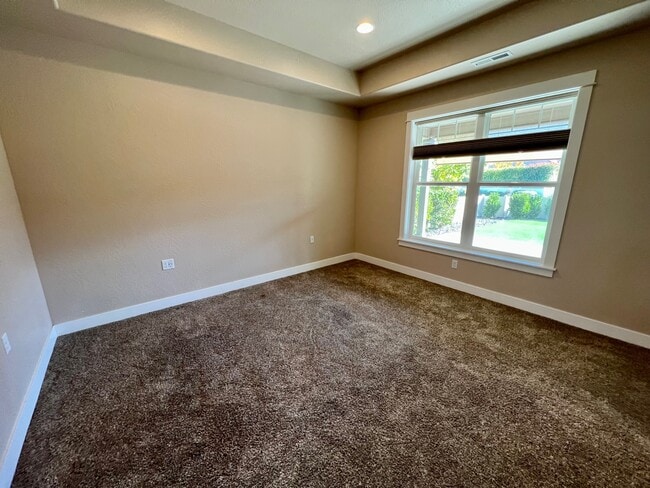Building Photo - 449 Eagle Rock Dr