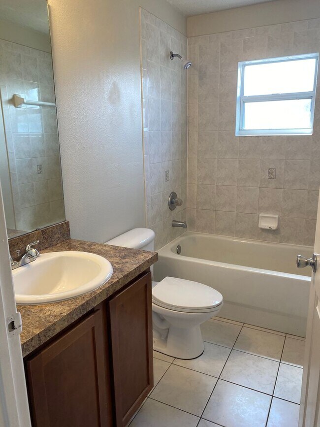 Building Photo - 3 Bedroom, 1 bathroom Duplex Winter Haven!