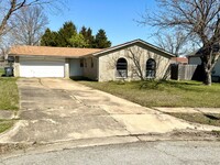 Building Photo - Updated 3 Bedroom, 1.5 Bath House Near Har...