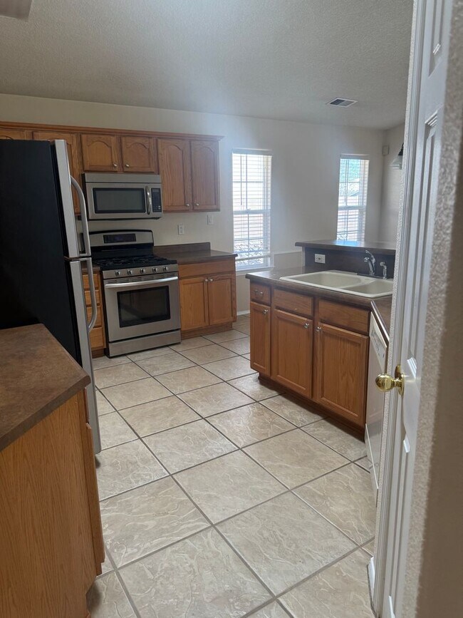 Building Photo - NW Home