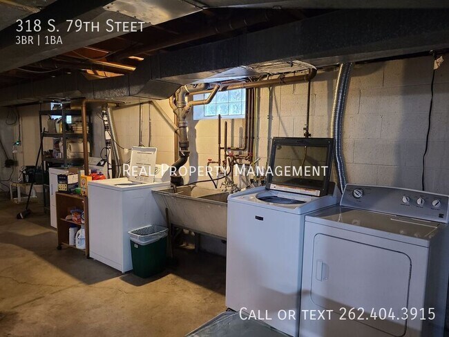 Building Photo - 318 S 79th St