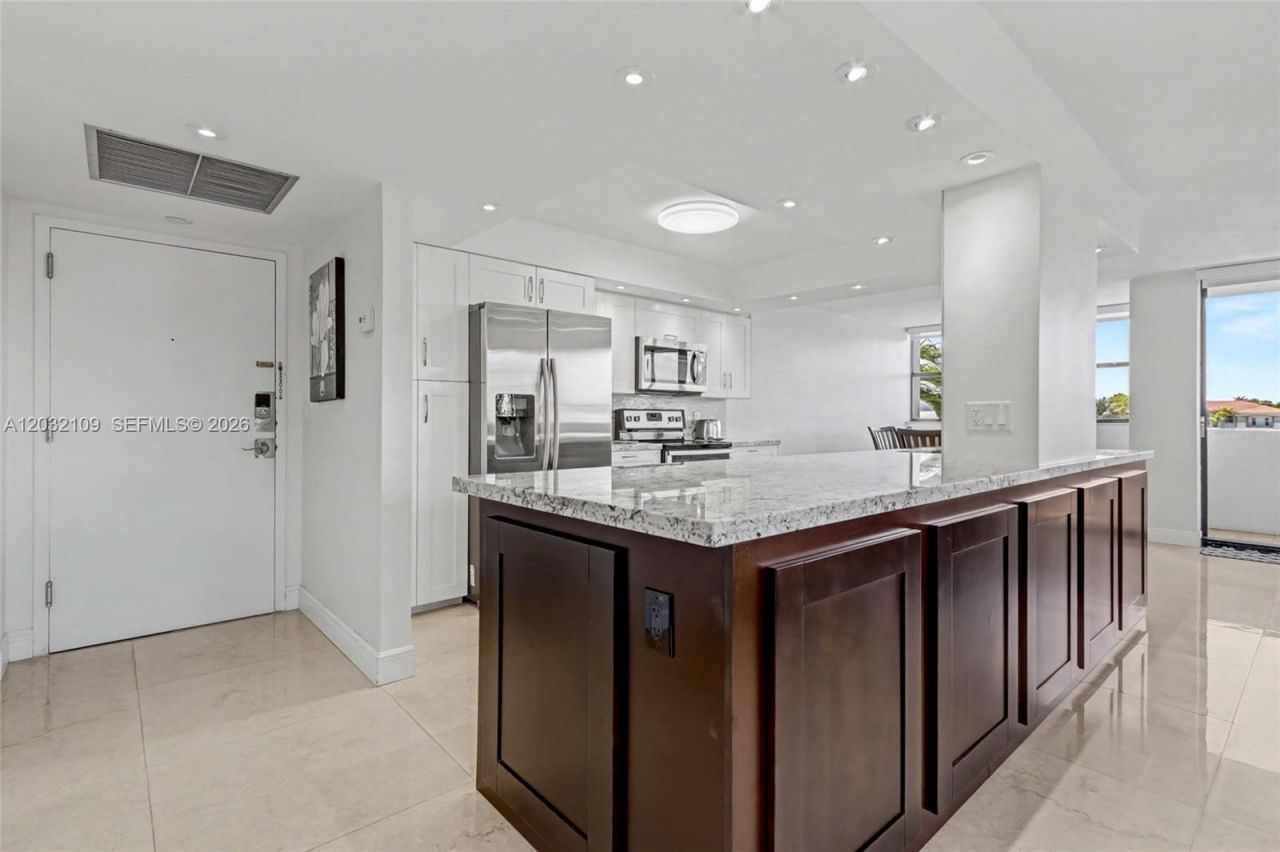 Building Photo - 2017 S Ocean Dr