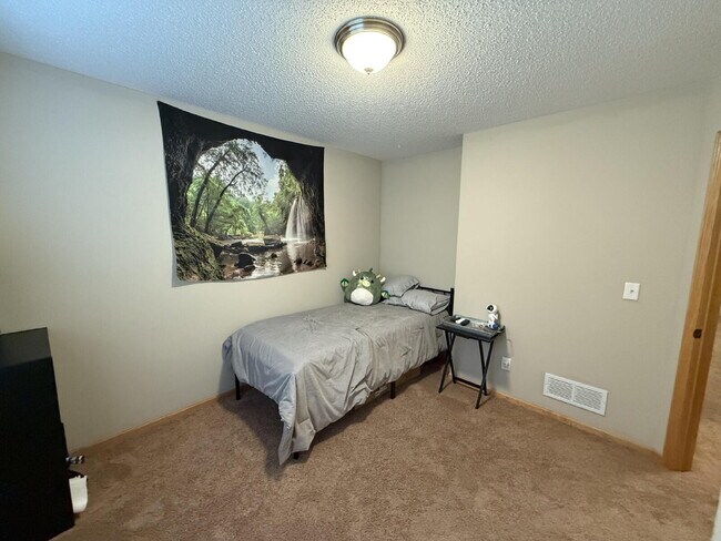 Building Photo - Roomy four-bed three-bath + loft townhome ...