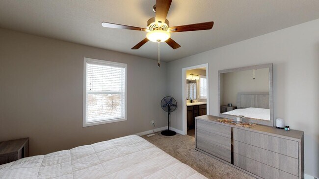 Building Photo - Fabulously Beautiful Townhome in NW Ankeny