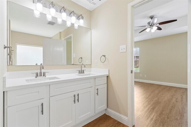Building Photo - 8907 Grand Villa Ln