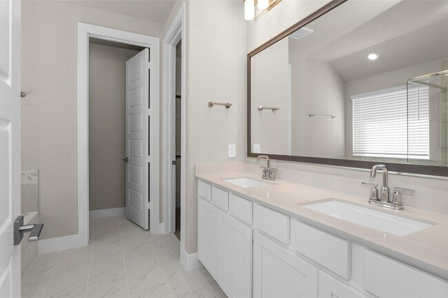 Building Photo - 2002 Bluff Oak Ct